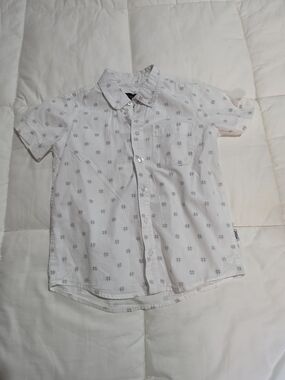 Silver Jeans White Short Sleeve Button-Down Shirt with Gray Print